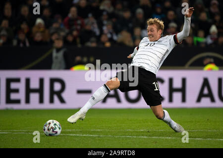 16 novembre 2019, en Rhénanie du Nord-Westphalie, Mönchengladbach : Soccer : qualification Championnat d'Europe, l'Allemagne, le Bélarus, l'étape de Groupe, Groupe C, 9e journée à Borussia Park. L'Allemagne Julian Brandt passe le ballon. Photo : Federico Gambarini/dpa Banque D'Images