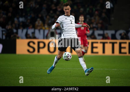 16 novembre 2019, en Rhénanie du Nord-Westphalie, Mönchengladbach : Soccer : qualification Championnat d'Europe, l'Allemagne, le Bélarus, l'étape de Groupe, Groupe C, 9e journée à Borussia Park. L'Allemagne Robin Koch passe le ballon. Photo : Federico Gambarini/dpa Banque D'Images