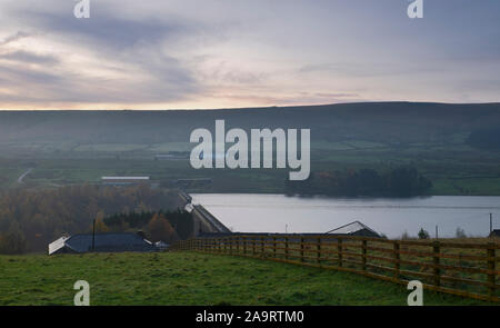 Stott Hall Farm stand dans le réservoir de bois fin Pike Road nr Mount Pleasant Farm Rishworth Banque D'Images