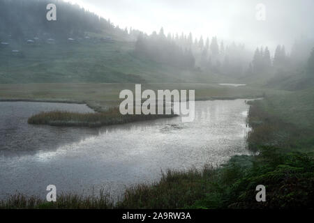 Situé dans la province de Giresun, Gölyanı Plateau a un lac offrant une vue authentique avec ses maisons en bois. Banque D'Images