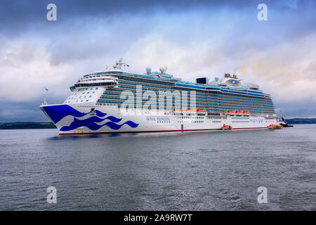 South Queensferry, ÉCOSSE - 14 août 2018 : Princess bateau de croisière, le Royal Princess, ancrée dans le Firth of Forth pour transporter des passagers à th Banque D'Images