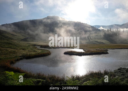 Situé dans la province de Giresun, Gölyanı Plateau a un lac offrant une vue authentique avec ses maisons en bois. Banque D'Images