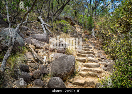 Un escalier en pierre naturelle mène à une montagne en Australie Banque D'Images