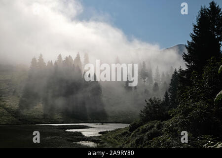 Situé dans la province de Giresun, Gölyanı Plateau a un lac offrant une vue authentique avec ses maisons en bois. Banque D'Images