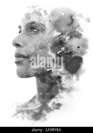 Paintography. Double Exposure of woman's profile se dissoudre dans les coups de pinceau d'encre et de formes, le noir et blanc Banque D'Images