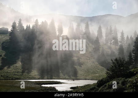 Situé dans la province de Giresun, Gölyanı Plateau a un lac offrant une vue authentique avec ses maisons en bois. Banque D'Images