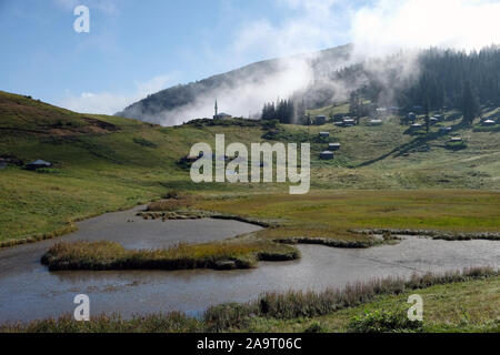 Situé dans la province de Giresun, Gölyanı Plateau a un lac offrant une vue authentique avec ses maisons en bois. Banque D'Images