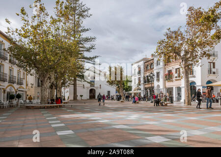 Nerja, Balcon de l'Europe, point de vue populaire dans la ville côtière de Nerja, Costa del Sol, la province de Malaga, Andalousie, espagne. Banque D'Images