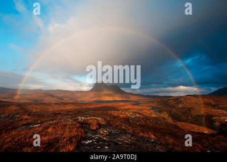 Arc-en-ciel sur la montagne spectaculaire Suilven, Assynt, Highlands Banque D'Images