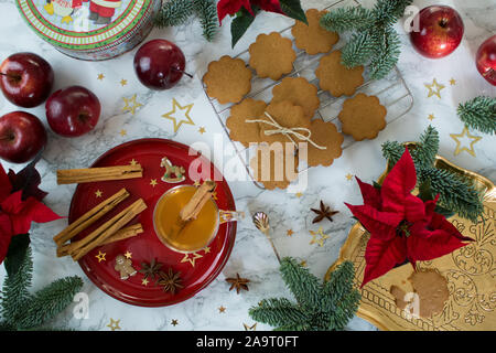 La photographie de l'alimentation d'une table en marbre décoré de rouge et or chic chic les cookies de Noël et épices Banque D'Images