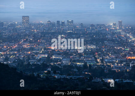 Los Angeles, Californie, USA - 9 novembre 2019 : Twilight vue de la clôture, dans le brouillard à l'est Hollywood et les zones proches de Koreatown centre-ville de Los Angeles. P Banque D'Images