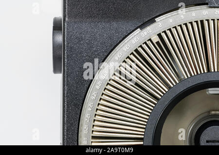 Projecteur de diapositives et de photos anciennes avec bac rond avec fond blanc. Banque D'Images