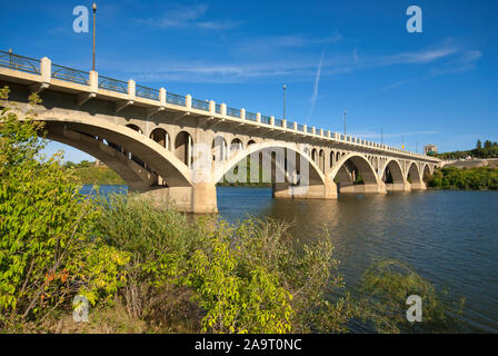 Université pont traversant la rivière Saskatchewan Sud, à Saskatoon, Saskatchewan, Canada Banque D'Images