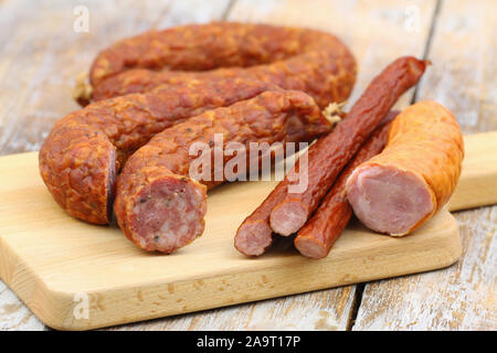 Sélection de saucisses de porc traditionnelle polonaise sur planche de bois Banque D'Images