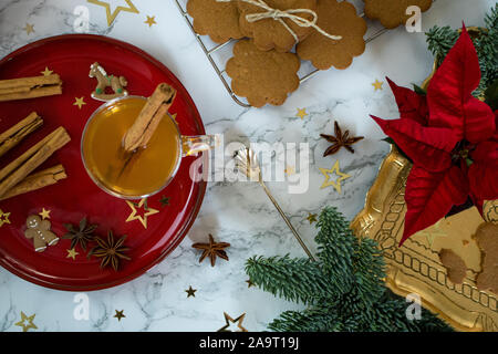 La photographie de l'alimentation d'une table en marbre décoré de rouge et or chic chic les cookies de Noël et épices Banque D'Images