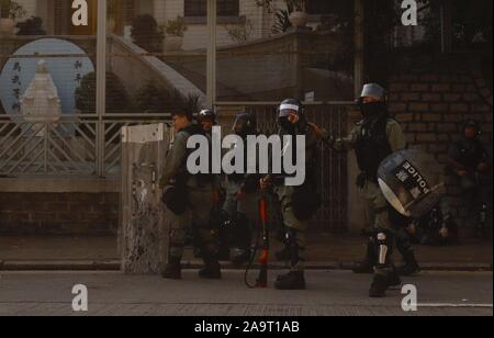 Hong Kong, Chine. 17 novembre, 2019. La police anti-émeute et les jetant à pointer du doigt les mots à l'abusif photographe couverture de la manifestation devant HK PolyU. Ont suscité une controverse concernant la Police de Hong Kong' l'usage excessif de la force et les mauvais, souvent extrêmement désagréable attitude à l'égard de la presse couvrant sur l'actualité lieux après les troubles civils persistants a éclaté en juin prochain.Nov 17, 2019 Hong Kong.ZUMA/Liau Chung-ren Crédit : Liau Chung-ren/ZUMA/Alamy Fil Live News Banque D'Images