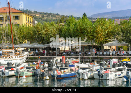 Le lac de Garde, ITALIE - Septembre 2018 : Les petits bateaux de pêche dans le port en garda sur le lac de Garde. Banque D'Images