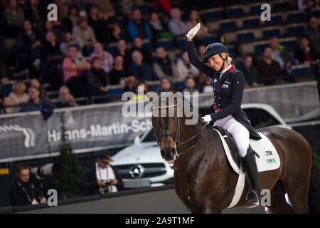 Stuttgart, Allemagne. 17 novembre, 2019. 35e Stuttgart maîtres allemands, sport équestre, dressage, Maître de l'Allemagne : Ingrid Klimke rides son cheval Franziskus. Crédit : Sébastien Gollnow/dpa/Alamy Live News Banque D'Images