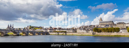 Cityscape Blois avec la Cathédrale de St Lois et ancien pont de pierre sur la Loire, Loir-et-Cher en France Banque D'Images