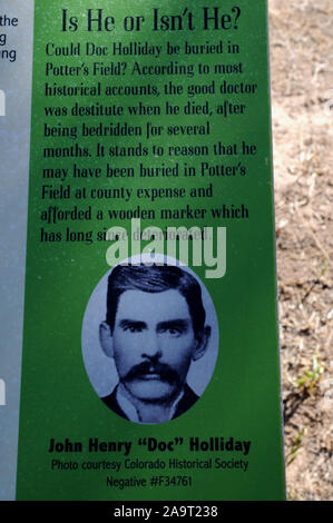 Les affiches aux Linwood cimetière sur une colline au-dessus de Glenwood Springs au Colorado. Les signes pointent les visiteurs sur les tombes de Doc Holliday et Kid Curry. Banque D'Images