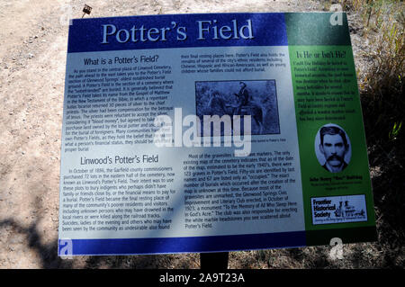 Les affiches aux Linwood cimetière sur une colline au-dessus de Glenwood Springs au Colorado. Les signes pointent les visiteurs sur les tombes de Doc Holliday et Kid Curry. Banque D'Images