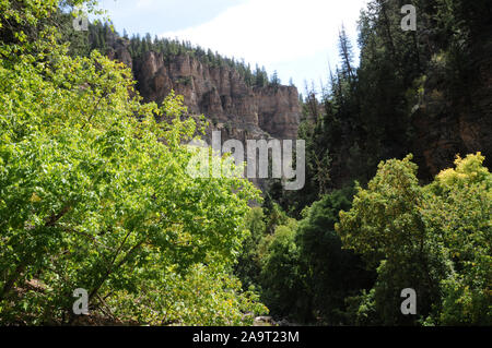 Vue depuis le sentier jusqu'à Hanging Lake près de Glenwood Springs Colorado USA Banque D'Images