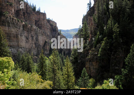 Vue depuis le sentier jusqu'à Hanging Lake près de Glenwood Springs Colorado USA Banque D'Images