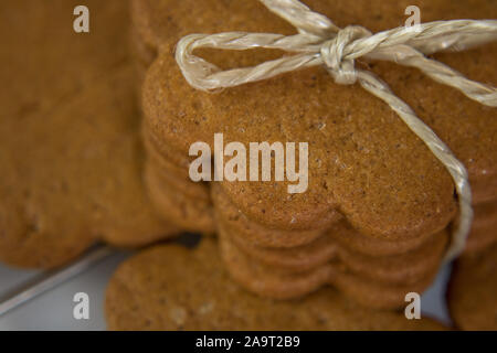La photographie de l'alimentation d'une table en marbre décoré de rouge et or chic chic les cookies de Noël et épices Banque D'Images