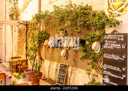 Hats disposés sur un mur dans un café à Marseille, France Banque D'Images