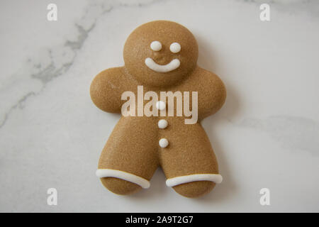 La photographie de l'alimentation d'une table en marbre décoré de rouge et or chic chic les cookies de Noël et épices Banque D'Images