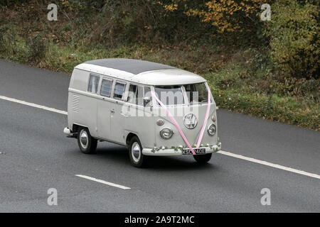 1967 60s crème VW vétéran écran divisé Volkswagen; circulation automobile au Royaume-Uni, transport de vieux minuteurs, vieux véhicules, voitures de berline classique,Sur la M61. Banque D'Images