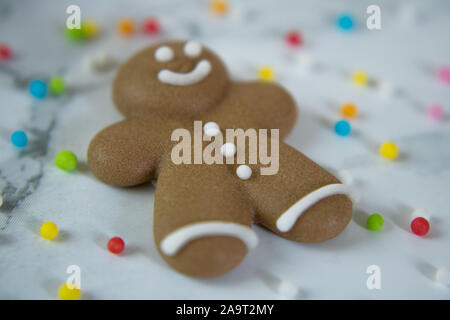 La photographie de l'alimentation d'une table en marbre décoré de rouge et or chic chic les cookies de Noël et épices Banque D'Images