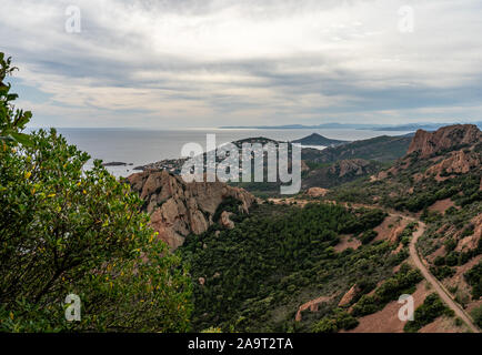 Cap roux sentier de randonnée dans les roches rouges de l'Estérel avec la mer bleue de la Méditerranée Banque D'Images