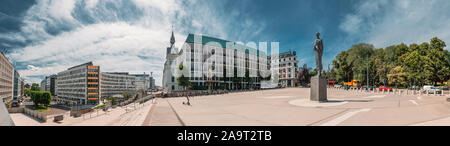 Oslo, Norvège. Statue du roi Haakon VII de Norvège à Oslo, Norvège. Panorama, Vue Panoramique de la place le 7 juin. Banque D'Images