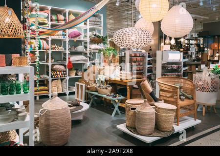 Vue d'ensemble de la décoration de l'intérieur du magasin Boutique dans centre commercial. Banque D'Images