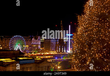 Edinburgh, Ecosse, Royaume-Uni. 17 novembre 2019. Après une première journée complète dans les jardins de Princes Street Marché de Noël finition avec lumière nuit où ils passent les lumières d'arbre de Noël sur en haut de la butte. Banque D'Images