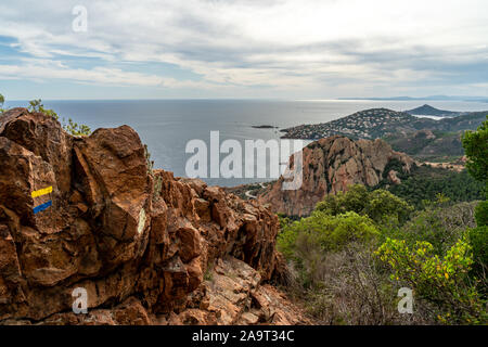 Cap roux sentier de randonnée dans les roches rouges de l'Estérel avec la mer bleue de la Méditerranée Banque D'Images