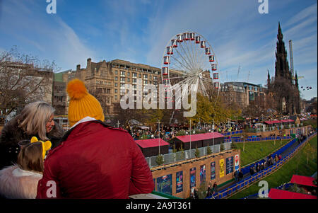 Edinburgh, Ecosse, Royaume-Uni. 17 novembre 2019. Après une première journée complète dans les jardins de Princes Street Marché de Noël quand le soleil brillait toute la journée, encourageant la foule. Banque D'Images