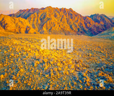 Au coucher du soleil, les montagnes d'Eilat Eilat, Israël Réserve naturelle des montagnes, désert du Néguev, le Grand Rift, Syrian-African au-delà de la Mer Rouge Banque D'Images