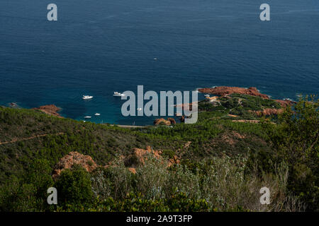 Cap roux sentier de randonnée dans les roches rouges de l'Estérel avec la mer bleue de la Méditerranée Banque D'Images