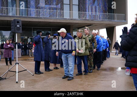 De nombreux anciens combattants partout dans le Wisconsin pour le défilé des Anciens Combattants - honneur notre cérémonie militaire au service milwaukee County War Memorial. Banque D'Images