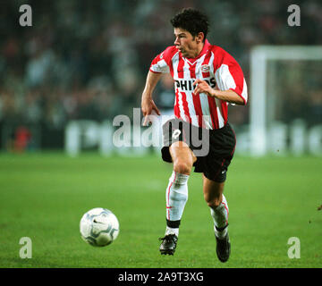 Stade Philips Eindhoven Pays-Bas 26.9.2000 : football, Ligue des Champions, le PSV Eindhoven (PSV, rouge) vs Manchester United (MANU, bleu) 3:1 ; Mateja Kezman Banque D'Images