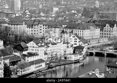 Vue panoramique depuis le Grossminster-Tower à la vieille ville de Zürich avec la rivière Limmat yacht club et la station de police Urania Banque D'Images