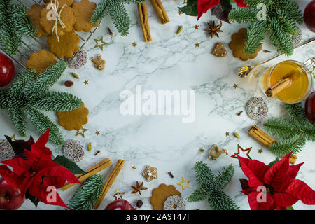La photographie de l'alimentation d'une table en marbre décoré de rouge et or chic chic les cookies de Noël et épices Banque D'Images