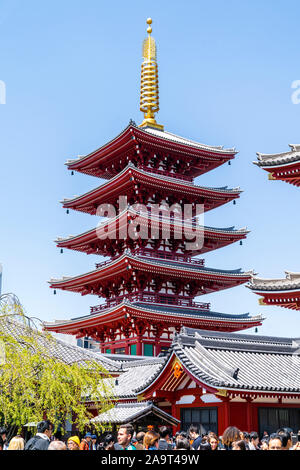 Tokyo, le célèbre sanctuaire d'Asakusa et temple Sensoji. La pagode de cinq étages, deuxième en importance au Japon. Scène de jour avec ciel bleu clair. Banque D'Images