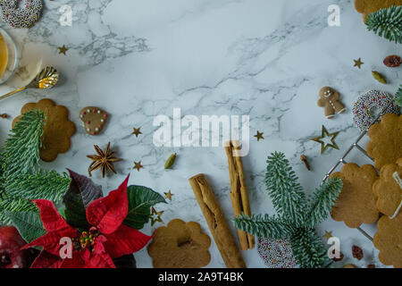 La photographie de l'alimentation d'une table en marbre décoré de rouge et or chic chic les cookies de Noël et épices Banque D'Images