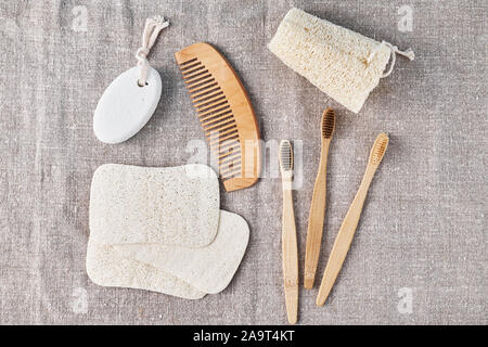 Ensemble pour la baignade naturelle de brosses à dents en bambou, luffa spongle et brosse en bois sur fond de lin. Zéro déchets aucun concept en plastique Banque D'Images