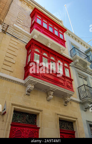 Balcons en bois traditionnel maltais en rouge à Cospicua, Malte Banque D'Images