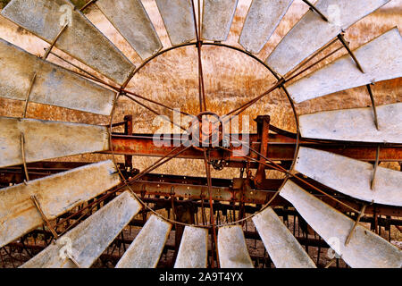 Pompe éolienne classique à la retraite, multi-pales a été utilisé pour pomper l'eau de puits souterrain relié à une pompe à piston. Banque D'Images