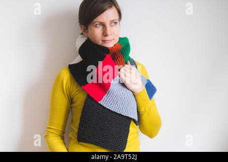 Jolie jeune femme portant une écharpe tricot Banque D'Images